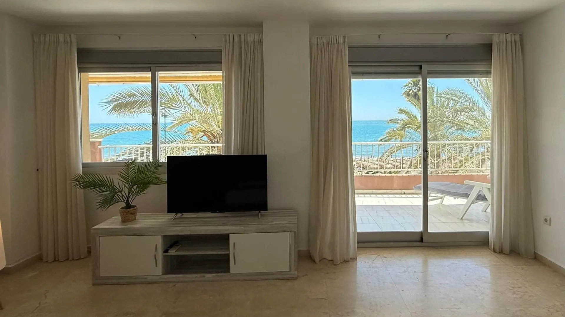 Nautique Beachfront Apartment Fuengirola