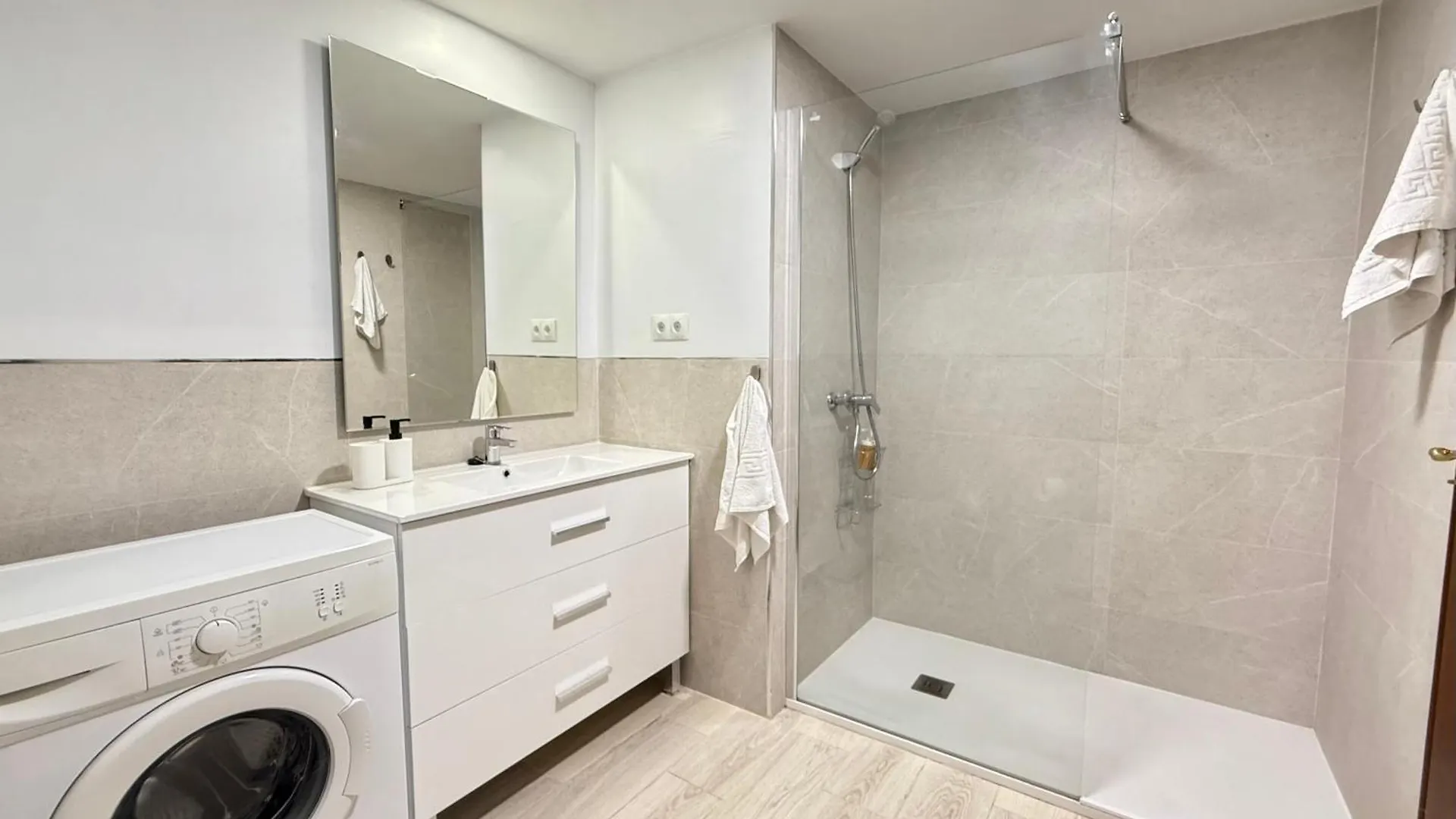 Nautique Beachfront Apartment Fuengirola